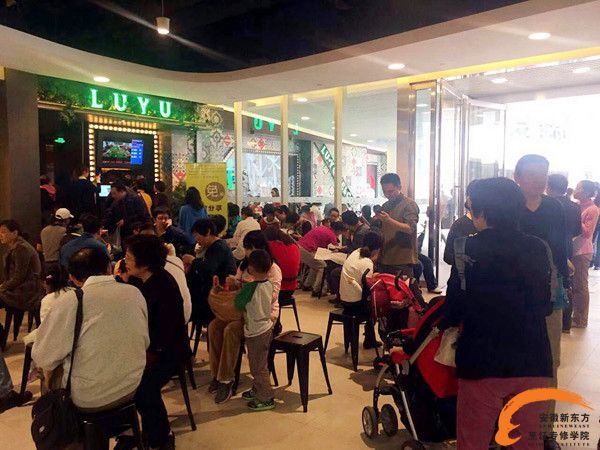 炉鱼餐厅火爆场面