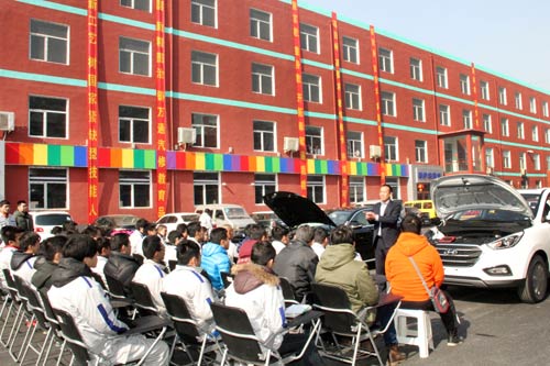 在阳光明媚的天气里同学们又迎来了新的体验课