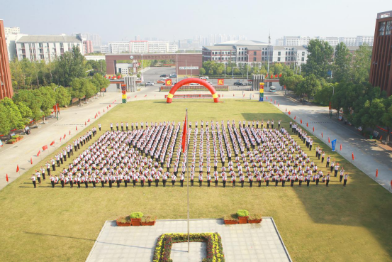 中国东方教育13000余名师生“同升一面旗 同唱一首歌” 献礼新中国成立70周年