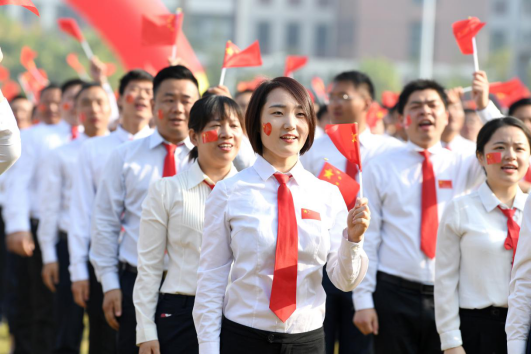 中国东方教育13000余名师生“同升一面旗 同唱一首歌” 献礼新中国成立70周年