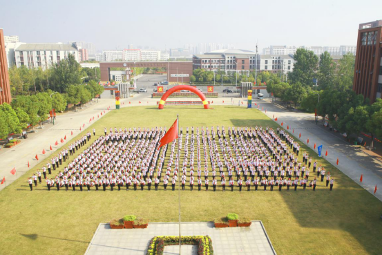 中国东方教育13000余名师生“同升一面旗 同唱一首歌” 献礼新中国成立70周年