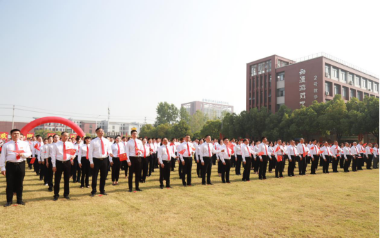 中国东方教育13000余名师生“同升一面旗 同唱一首歌” 献礼新中国成立70周年