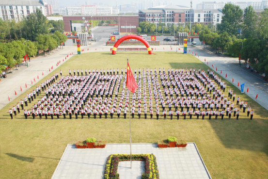 中国东方教育13000余名师生“同升一面旗 同唱一首歌” 献礼新中国成立70周年