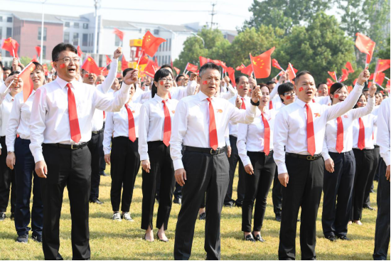 中国东方教育13000余名师生“同升一面旗 同唱一首歌” 献礼新中国成立70周年